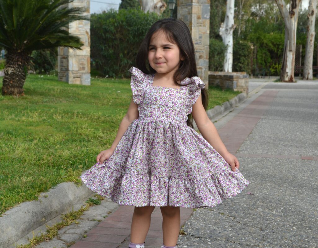 Εμπριμέ φόρεμα με βολάν 