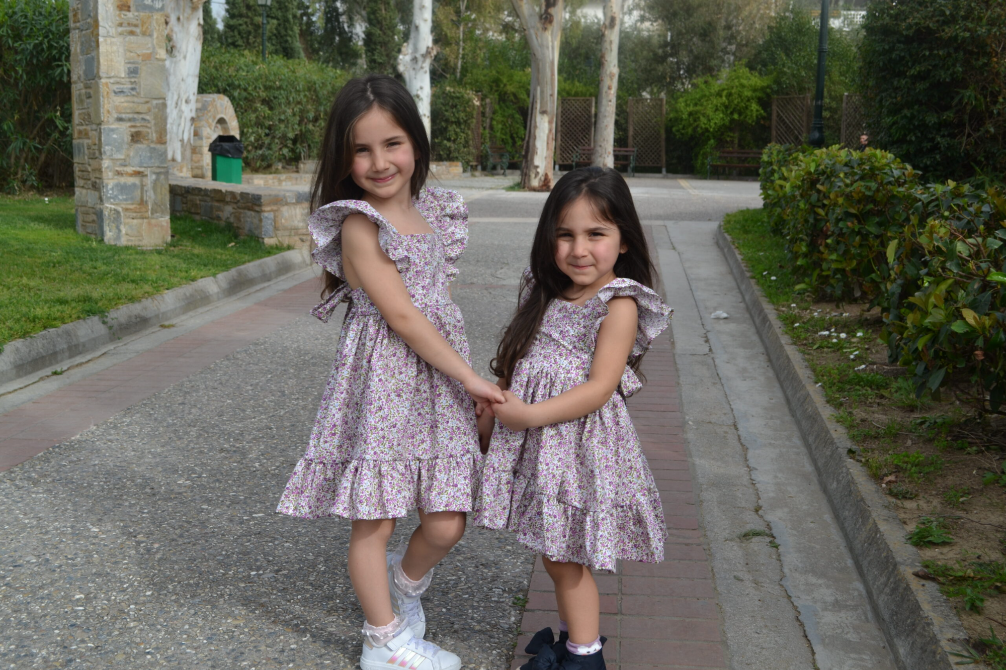 Εμπριμέ φόρεμα με βολάν 