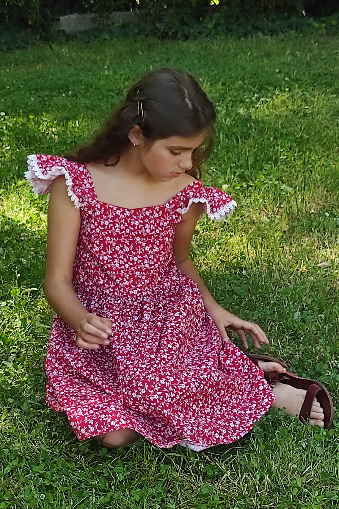 Εμπριμέ φόρεμα με βολάν 