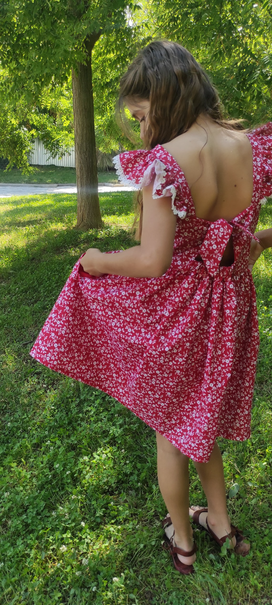 Εμπριμέ φόρεμα με βολάν 