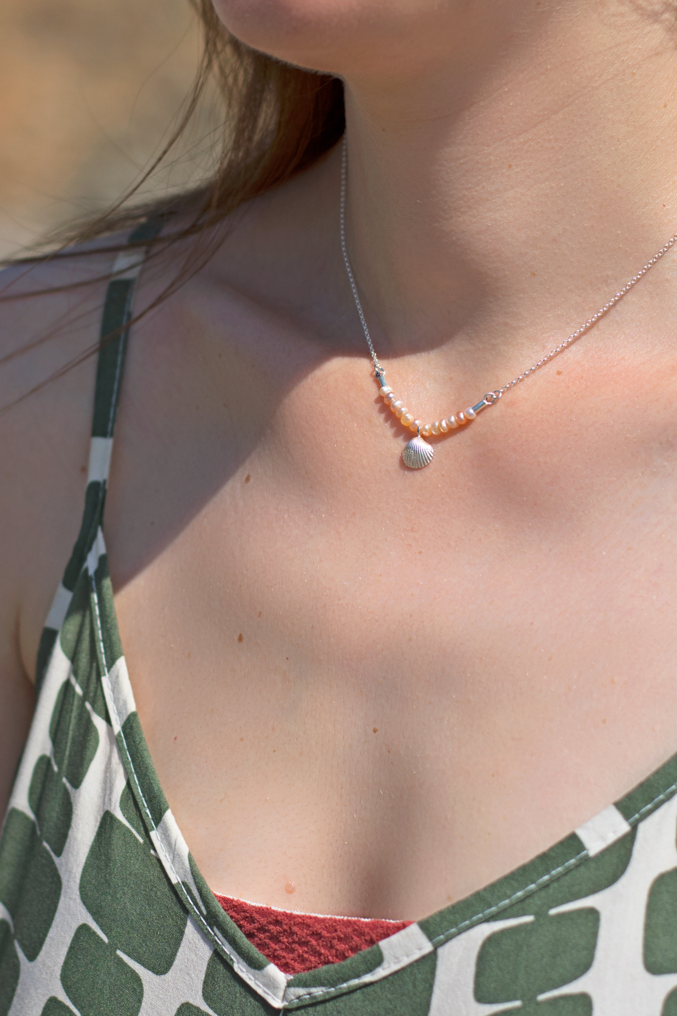 Clam pendant with pearls
