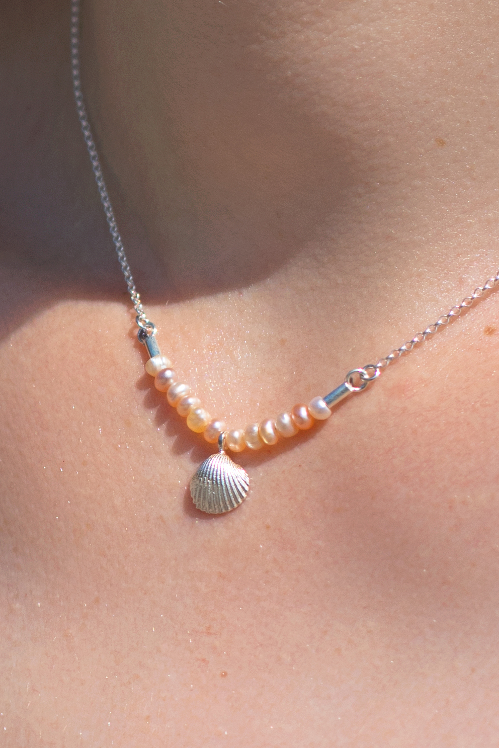 Clam pendant with pearls

