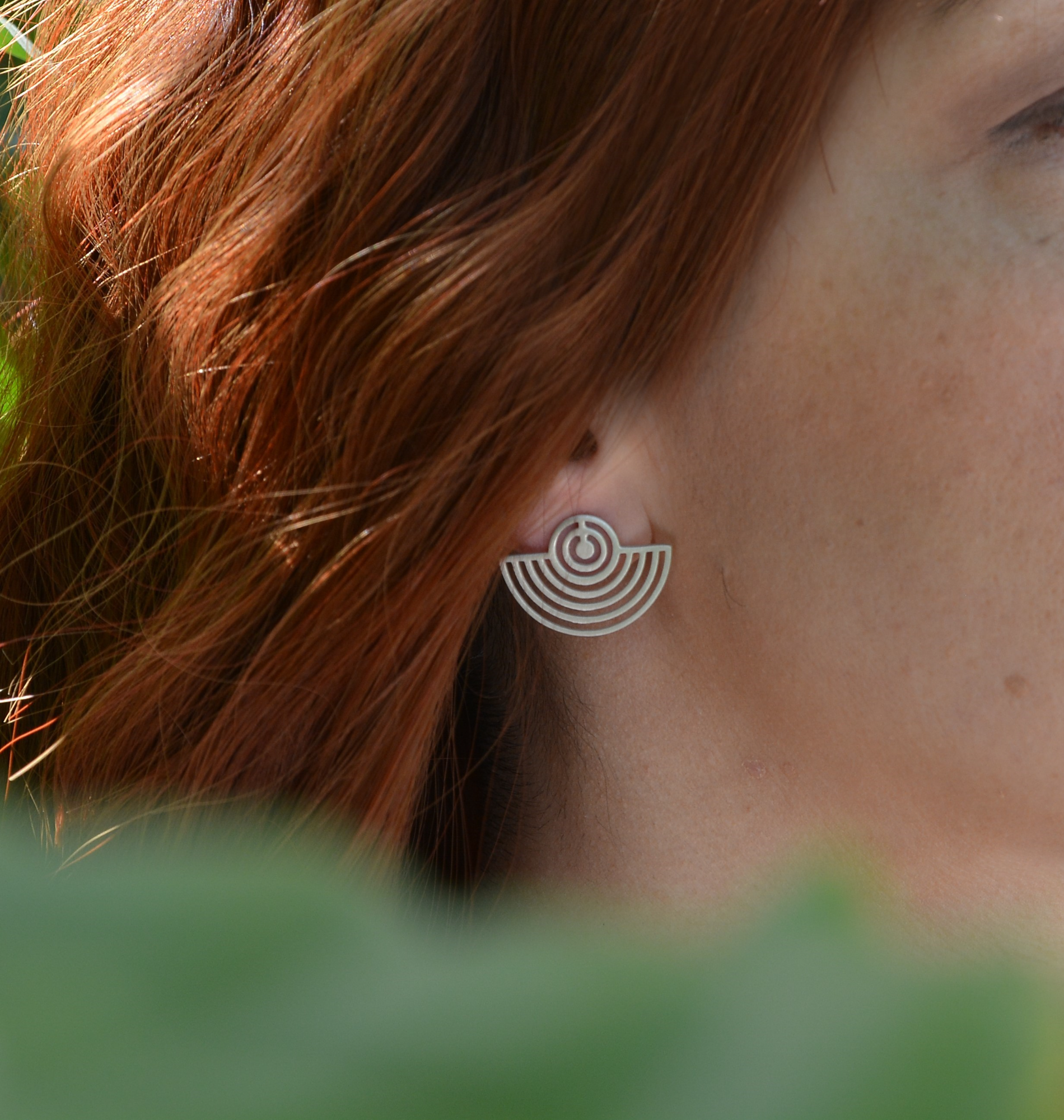 Σκουλαρίκια καρφάκια Bauhaus.