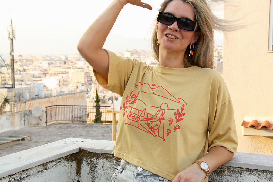 ΚΟΡΙΤΣΙ ΠΟΥ ΚΑΝΕΙ ΠΙΚ-ΝΙΚ CROP TOP