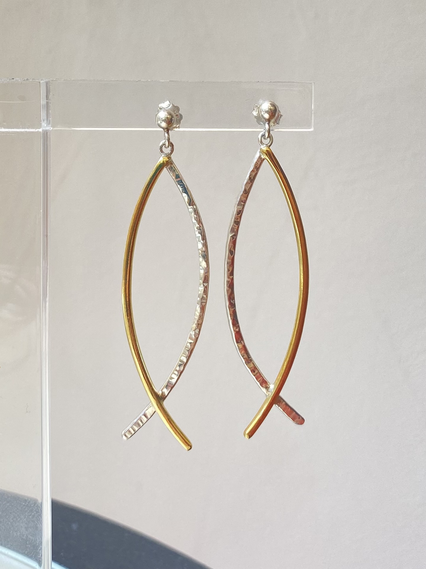 “Fishies“ earrings in silver and bronze