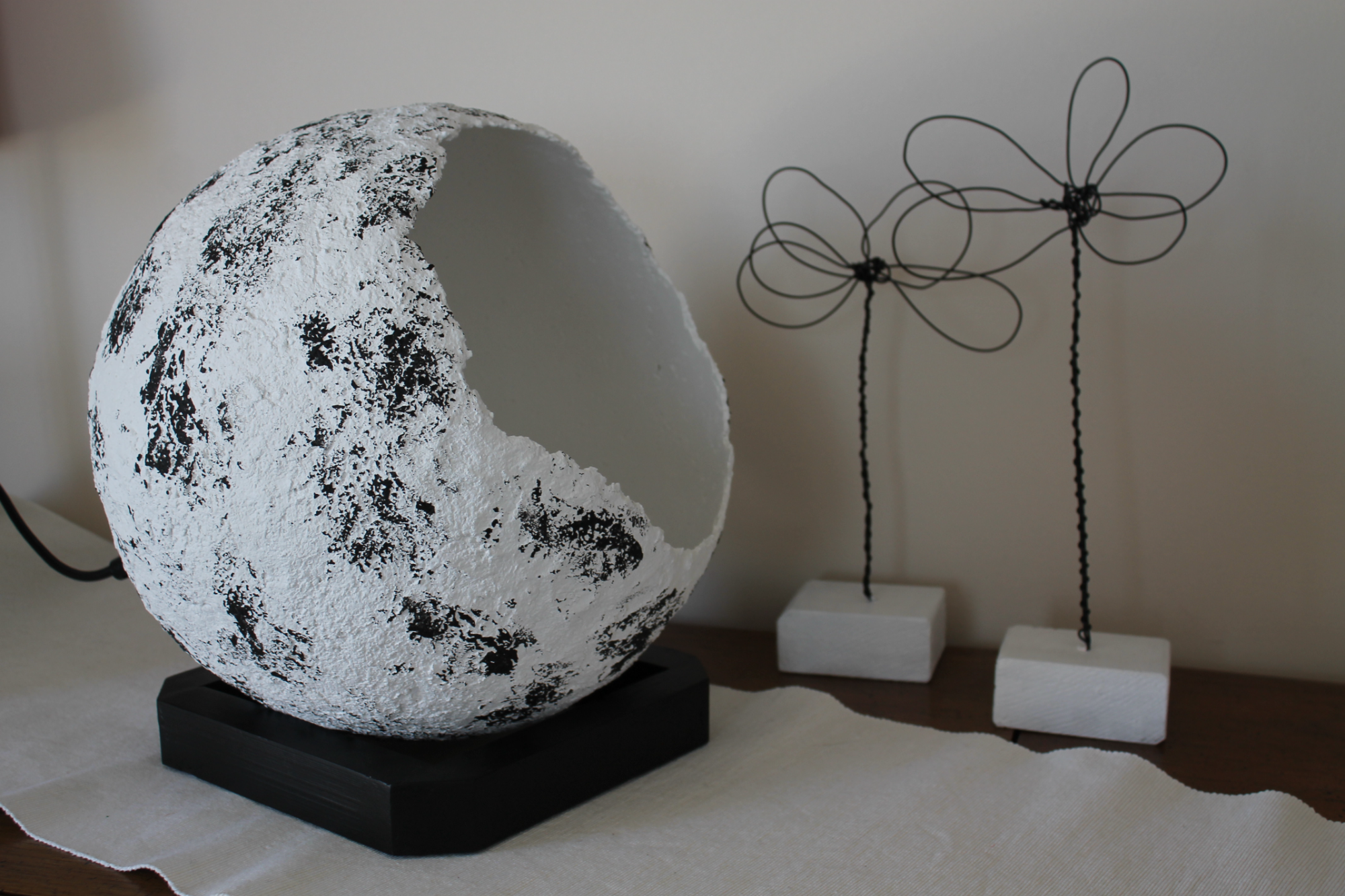 Papier mache tablelamp on wooden base - Επιτραπέζιο φωτιστικό 