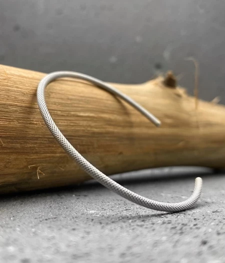 FORMS βραχιόλι cuff με υφή