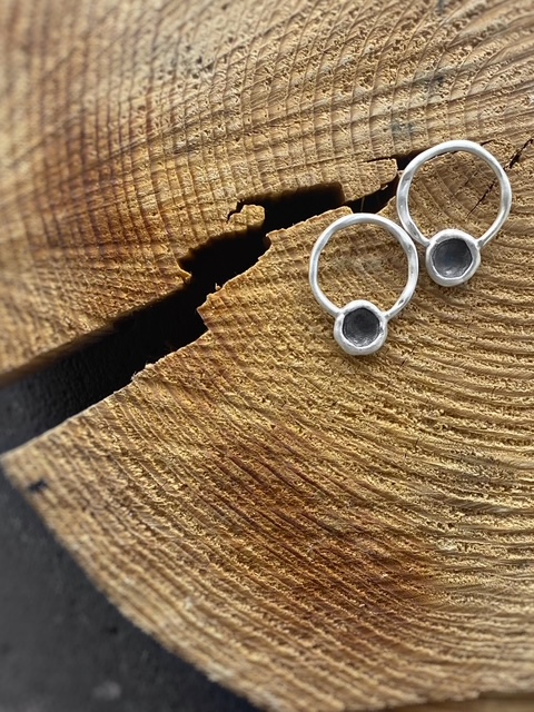 Οξειδωμένα στρογγυλά καρφωτά σκουλαρίκια