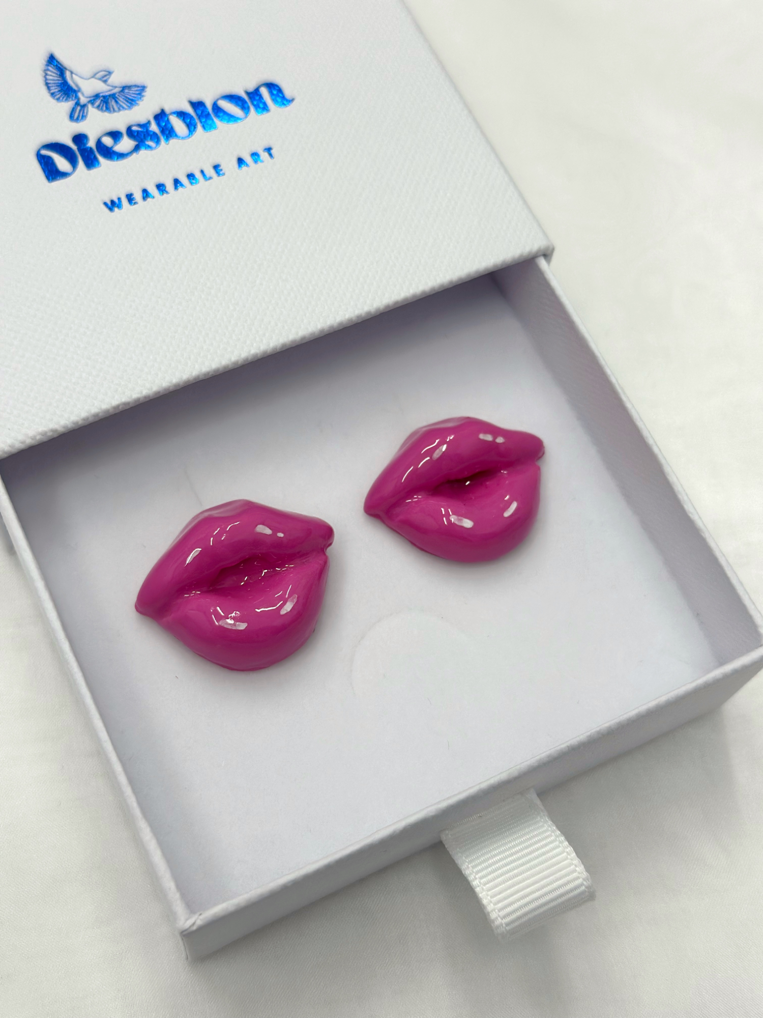 “Kiss me” Studs