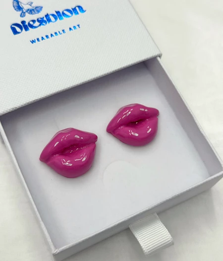 “Kiss me” Studs