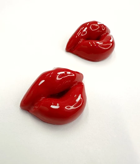 “Kiss me” Studs