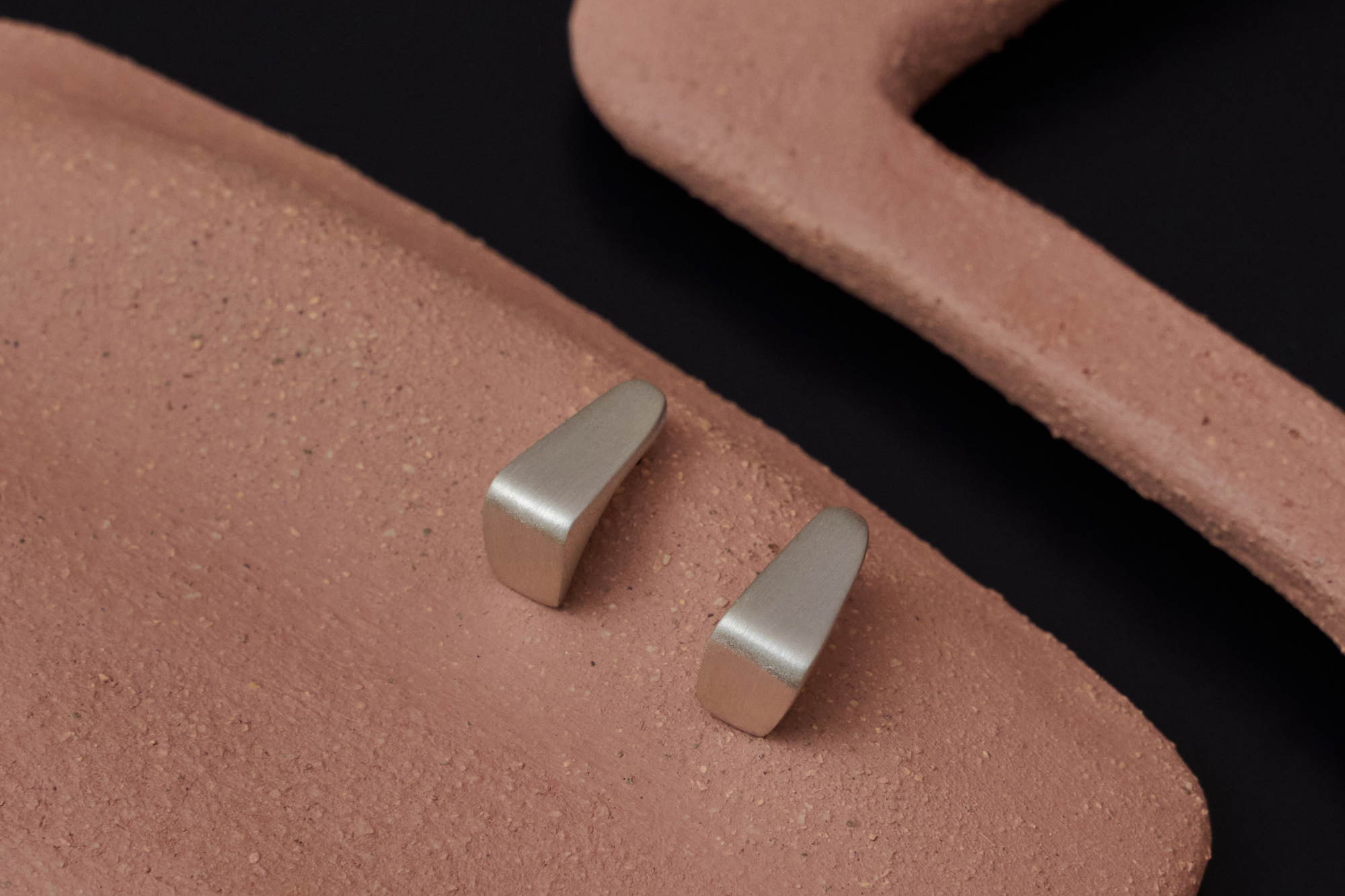 Κυρτά ματ σκουλαρίκια