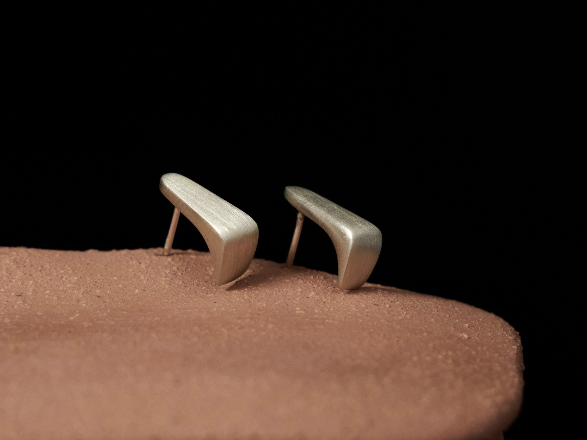 Curved matte earrings