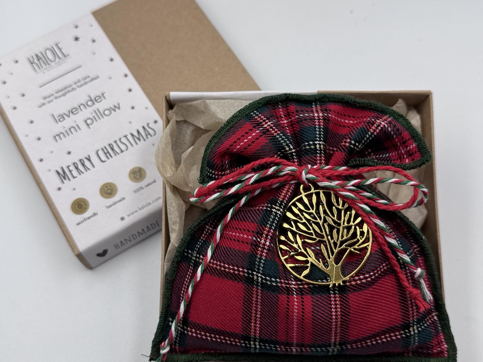 Χειροποίητο Γούρι/Στολίδι 2026 Με Άνθη Μεσογειακής Λεβάντας, για την Χριστουγεννιάτικη διακόσμηση σας προσθέτοντας αίσθηση χαλάρωσης και ηρεμίας. Μια πρωτότυπη ιδέα για Χριστουγεννιάτικο Δώρo.