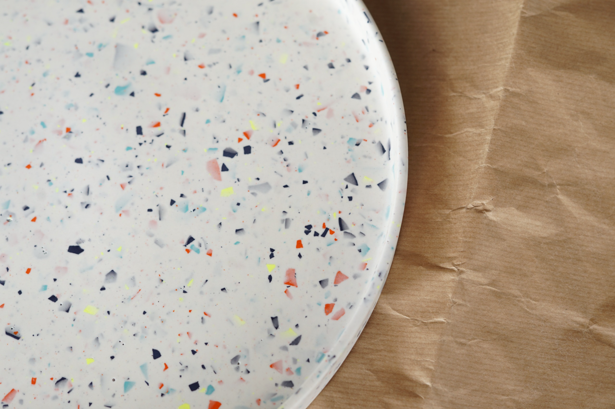 Λευκός διακοσμητικός δίσκος terrazzo 30cm