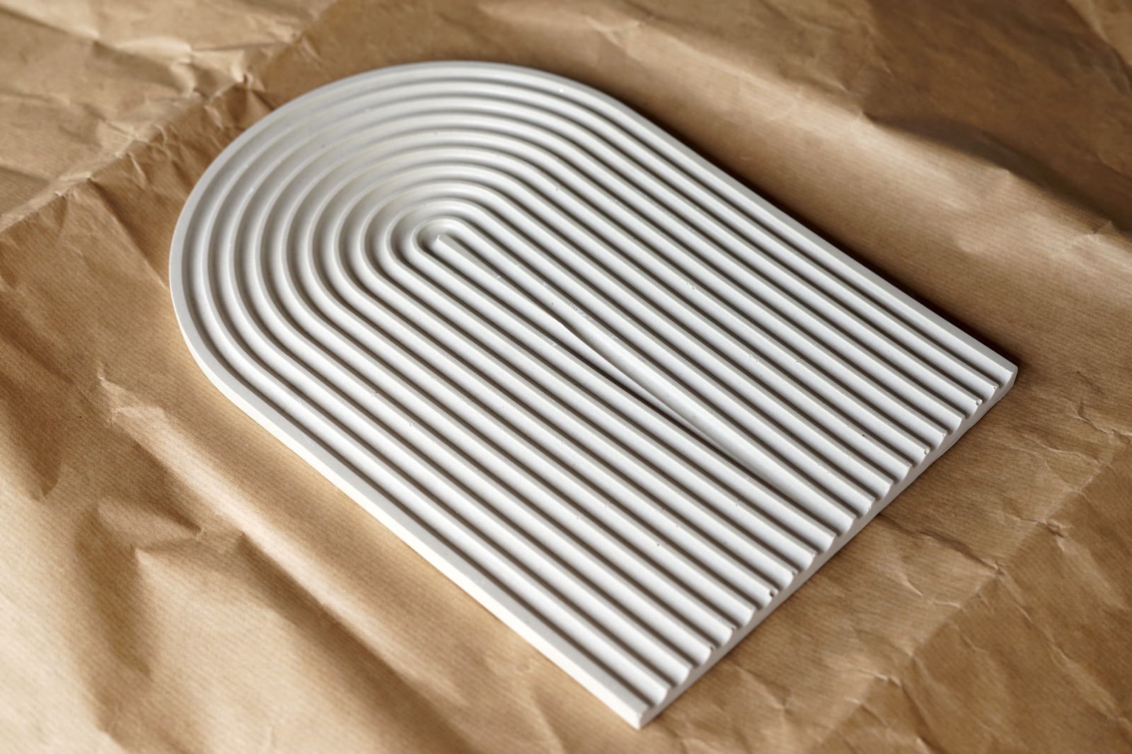 Διακοσμητικός δίσκος με ανάγλυφο σχέδιο – Μπεζ  καφέ ανοιχτό 