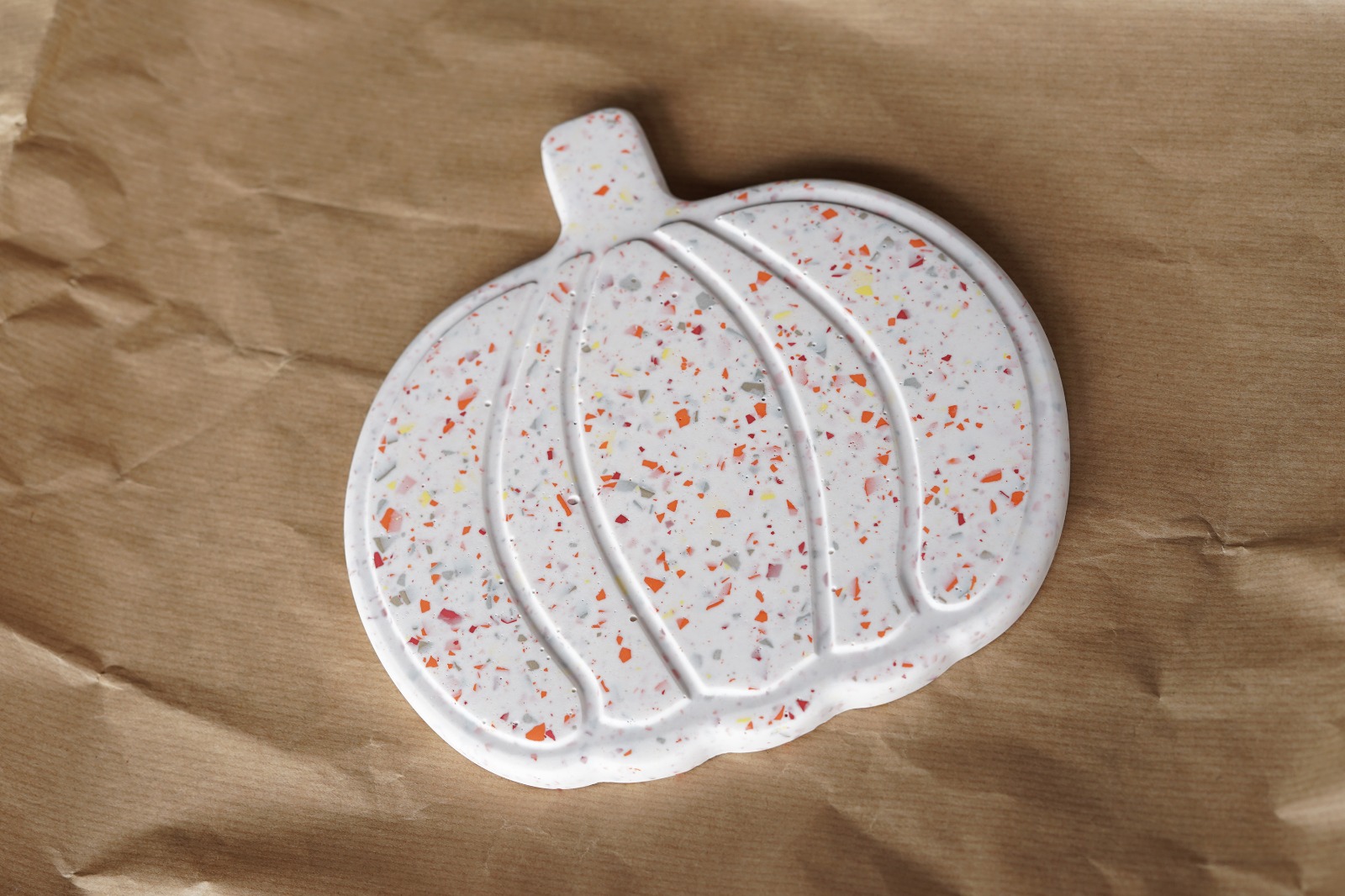 Διακοσμητικός Δίσκος Terrazzo σε Σχήμα Κολοκύθας 