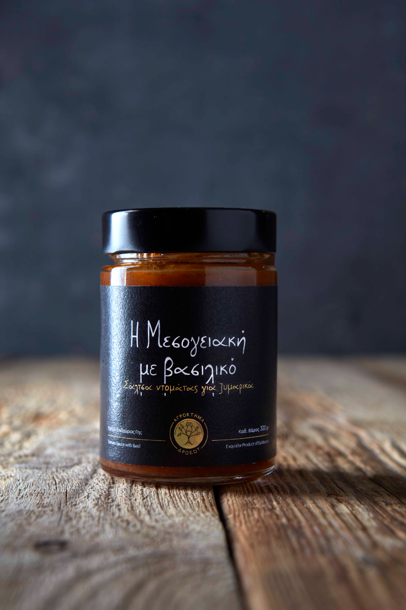 Η Μεσογειακή , σάλτσα ντομάτας με βασιλικό.