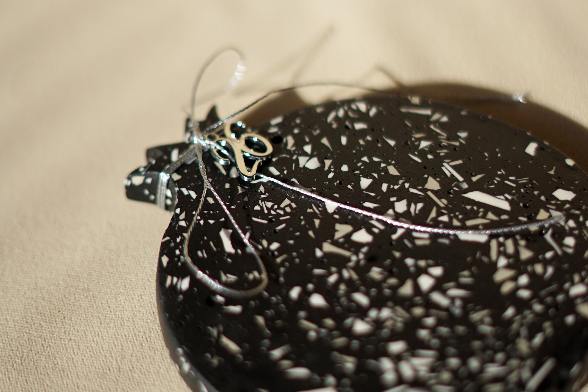 Γούρι 2026 – Ρόδι Terrazzo Black White