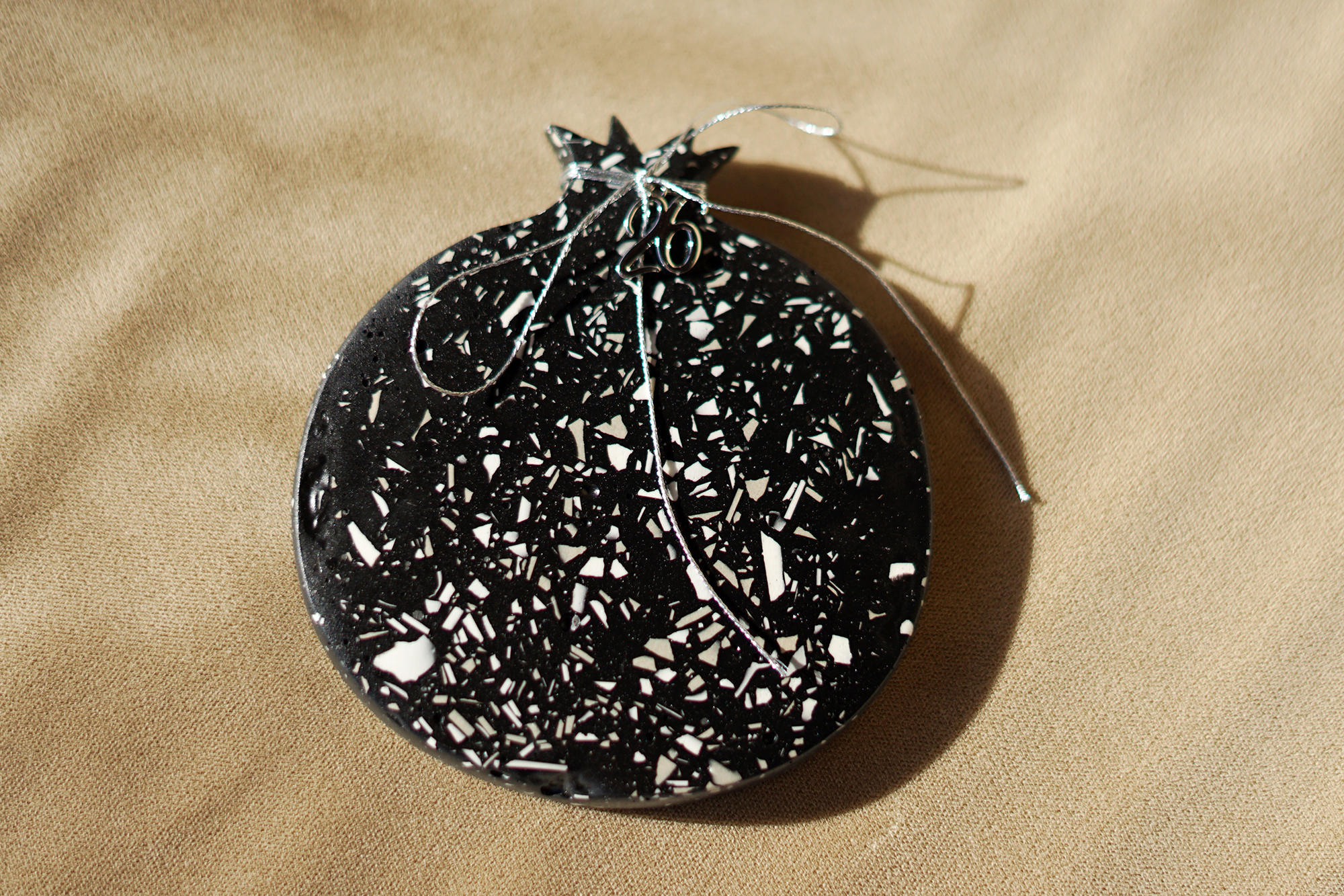 Γούρι 2026 – Ρόδι Terrazzo Black White