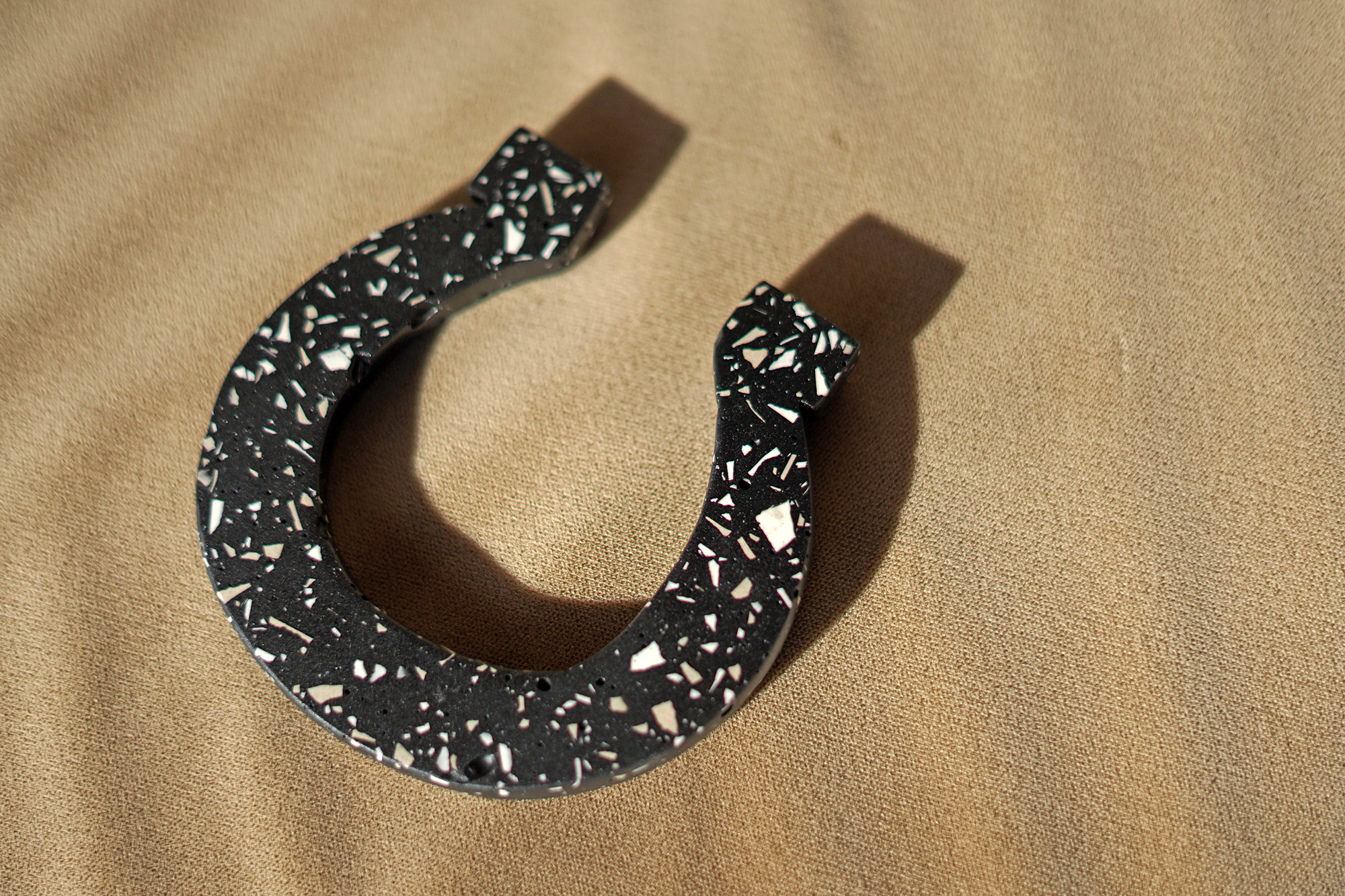 Γούρι 2026 – Πέταλο Terrazzo Black Edition