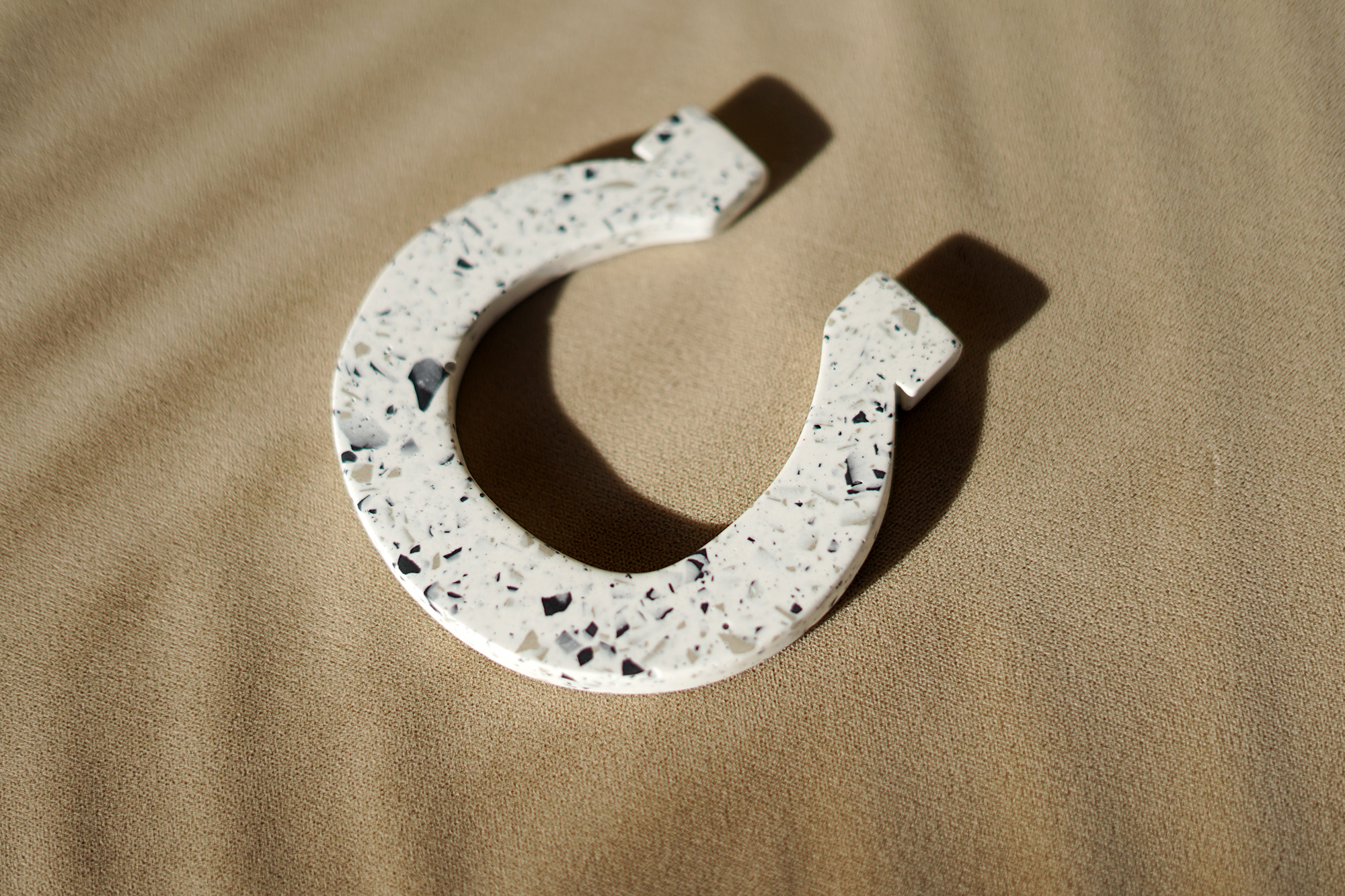 Γούρι 2026 – Πέταλο Terrazzo White Edition