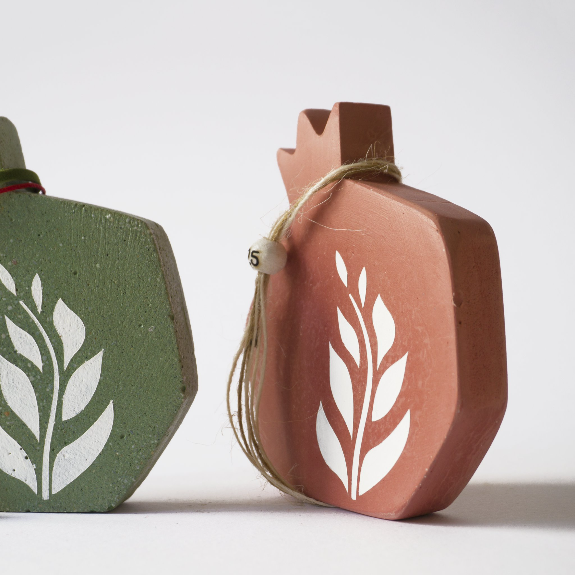 Κόκκινο τσιμεντένιο ρόδι, γούρι 2026