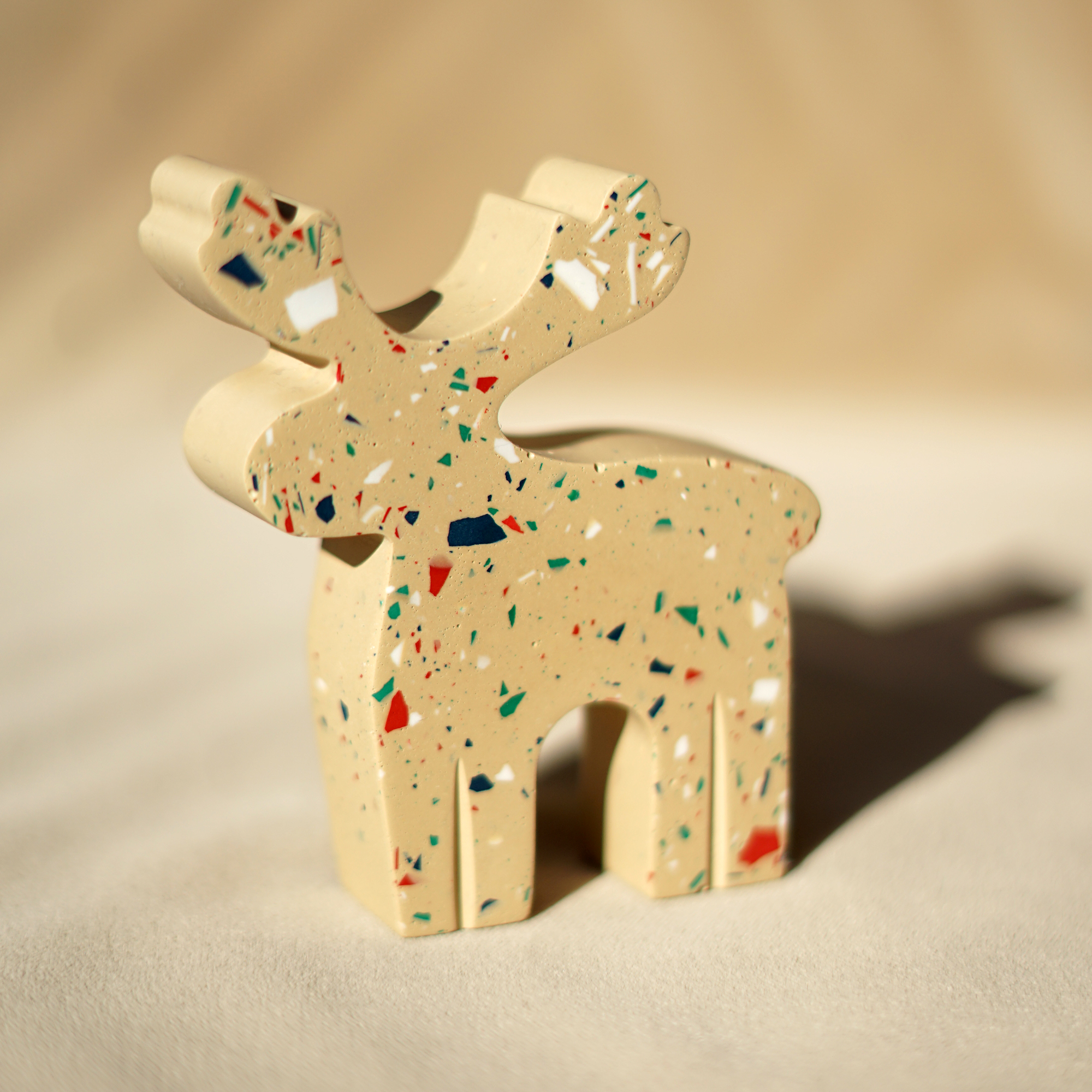 Γούρι 2026 – Ταρανδάκι Beige Terrazzo Festive Edition