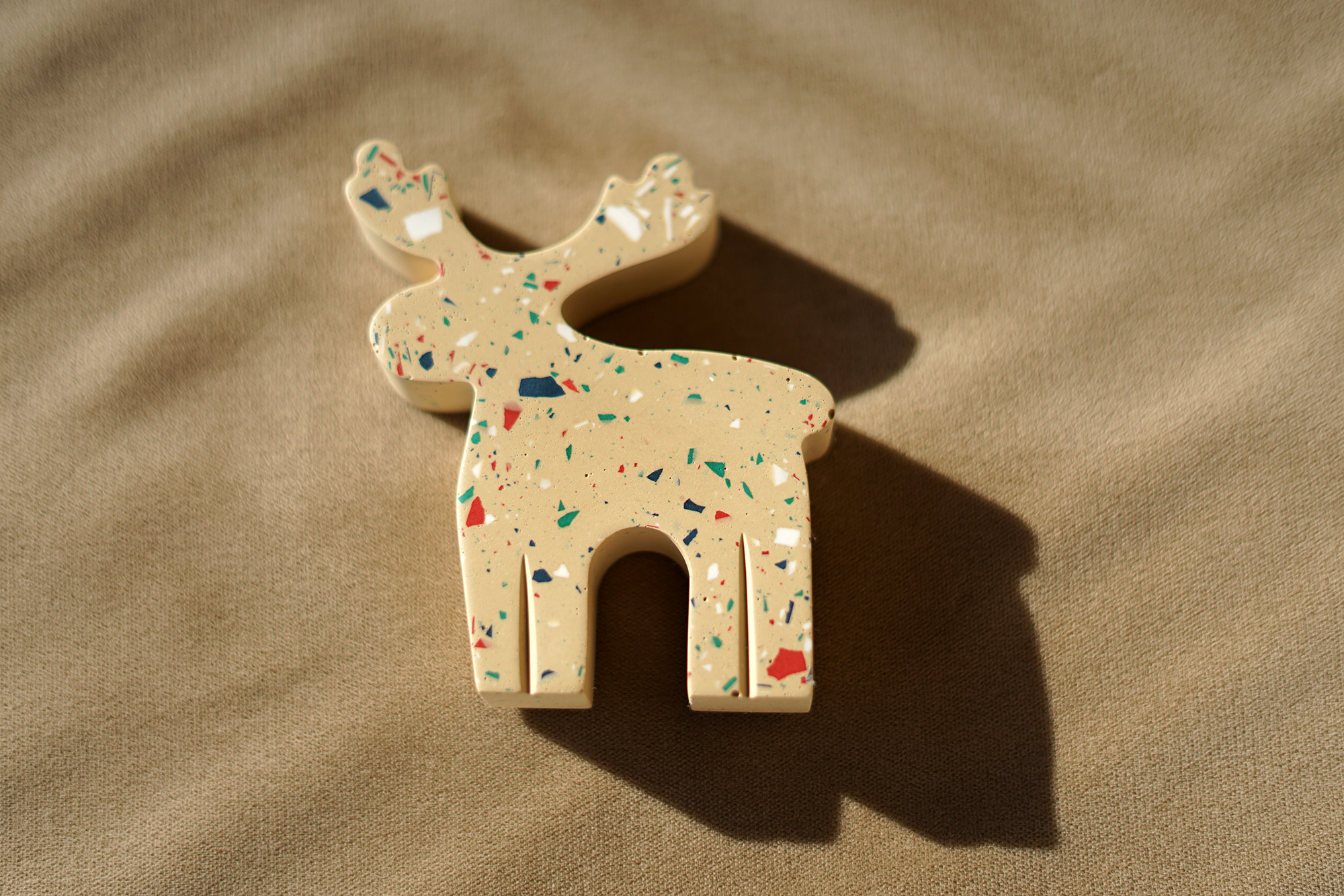 Γούρι 2026 – Ταρανδάκι Beige Terrazzo Festive Edition