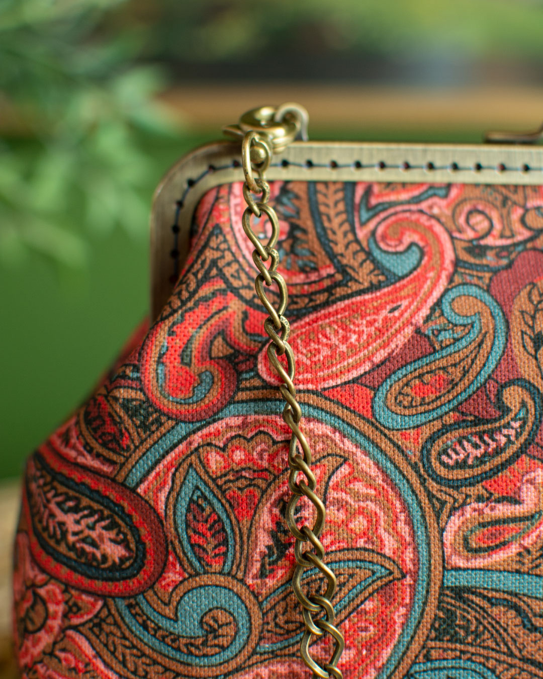 Clutch υφασμάτινη τσάντα με πολύχρωμο ύφασμα 