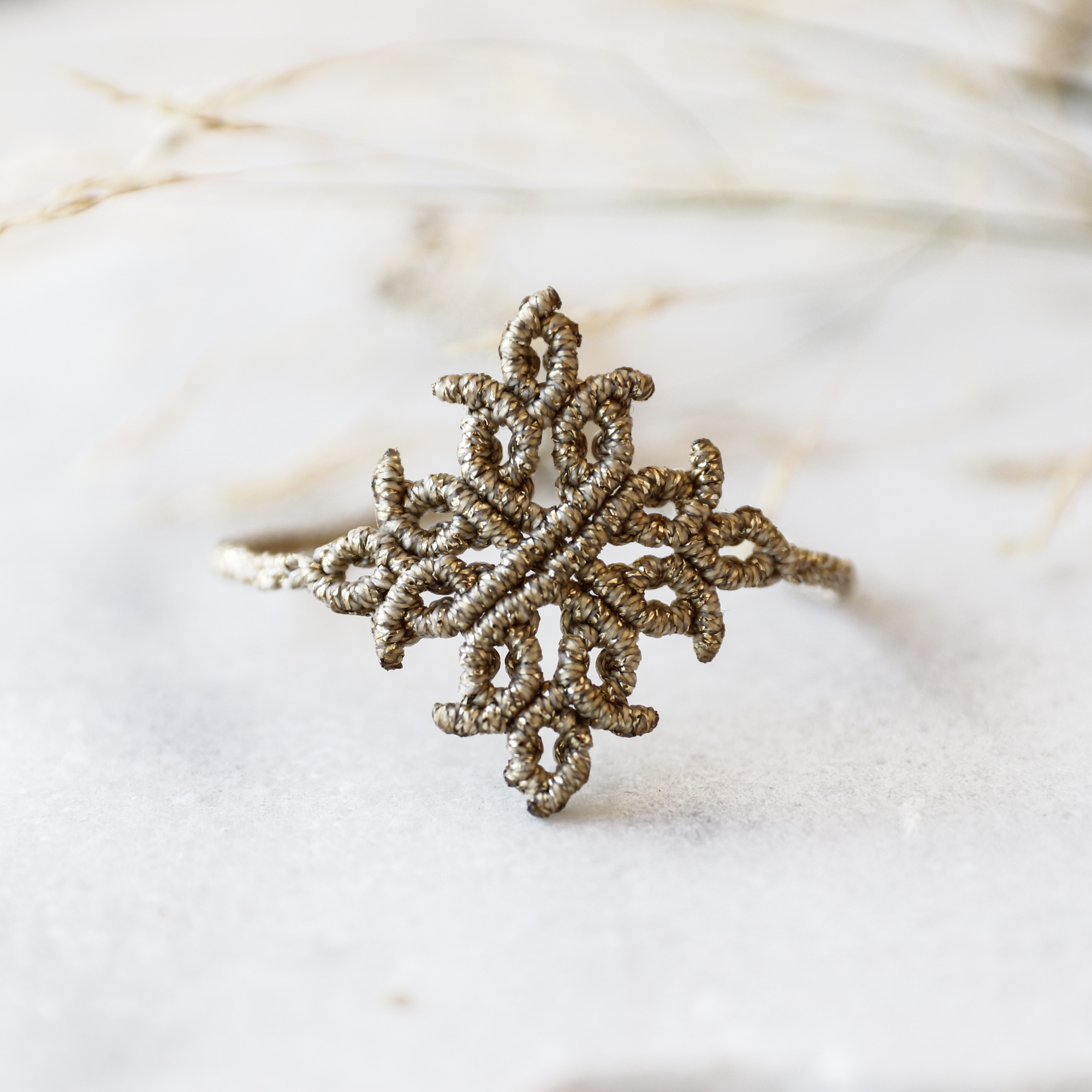 Χειροποίητο βραχιόλι σε σχήμα σταυρού 