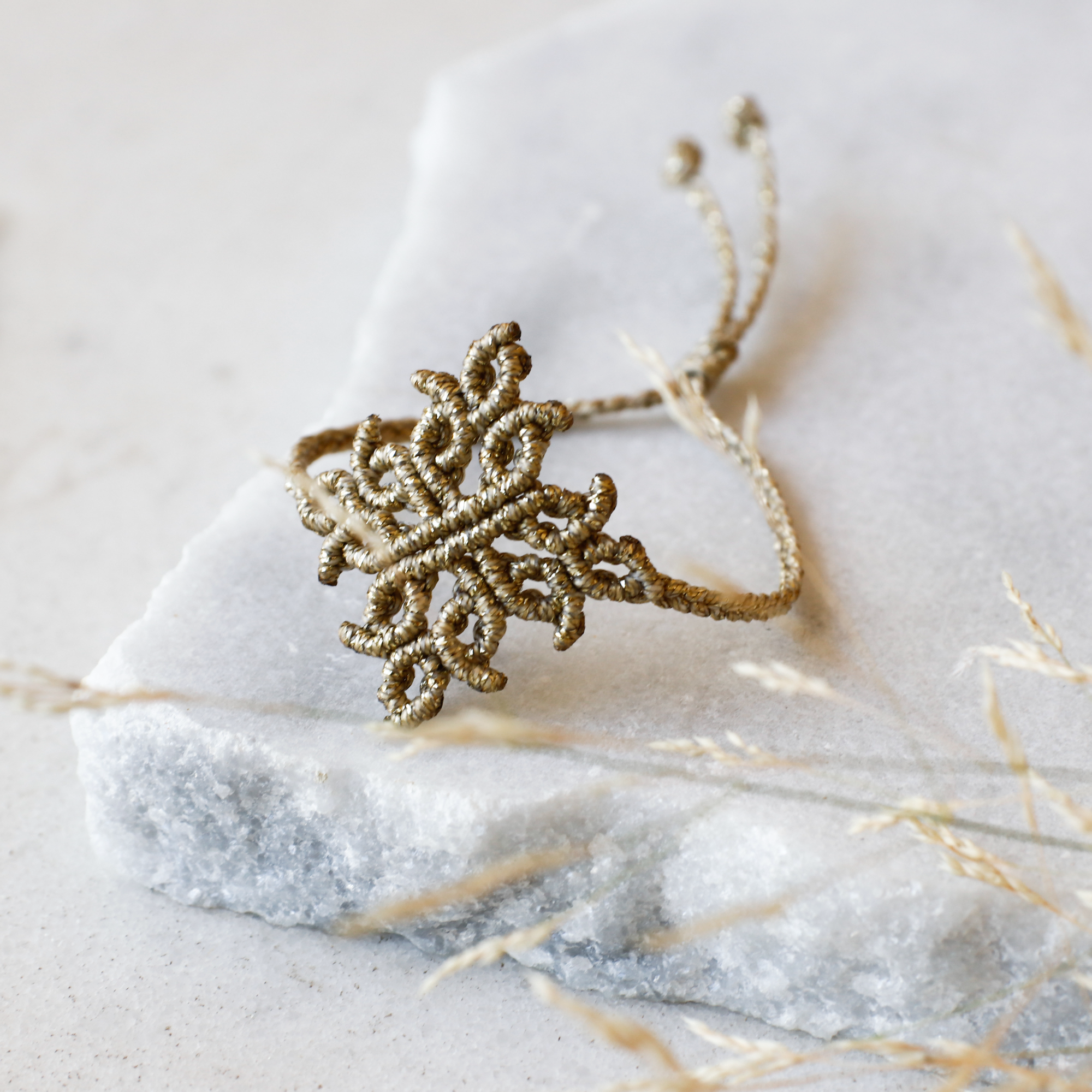 Χειροποίητο βραχιόλι σε σχήμα σταυρού 