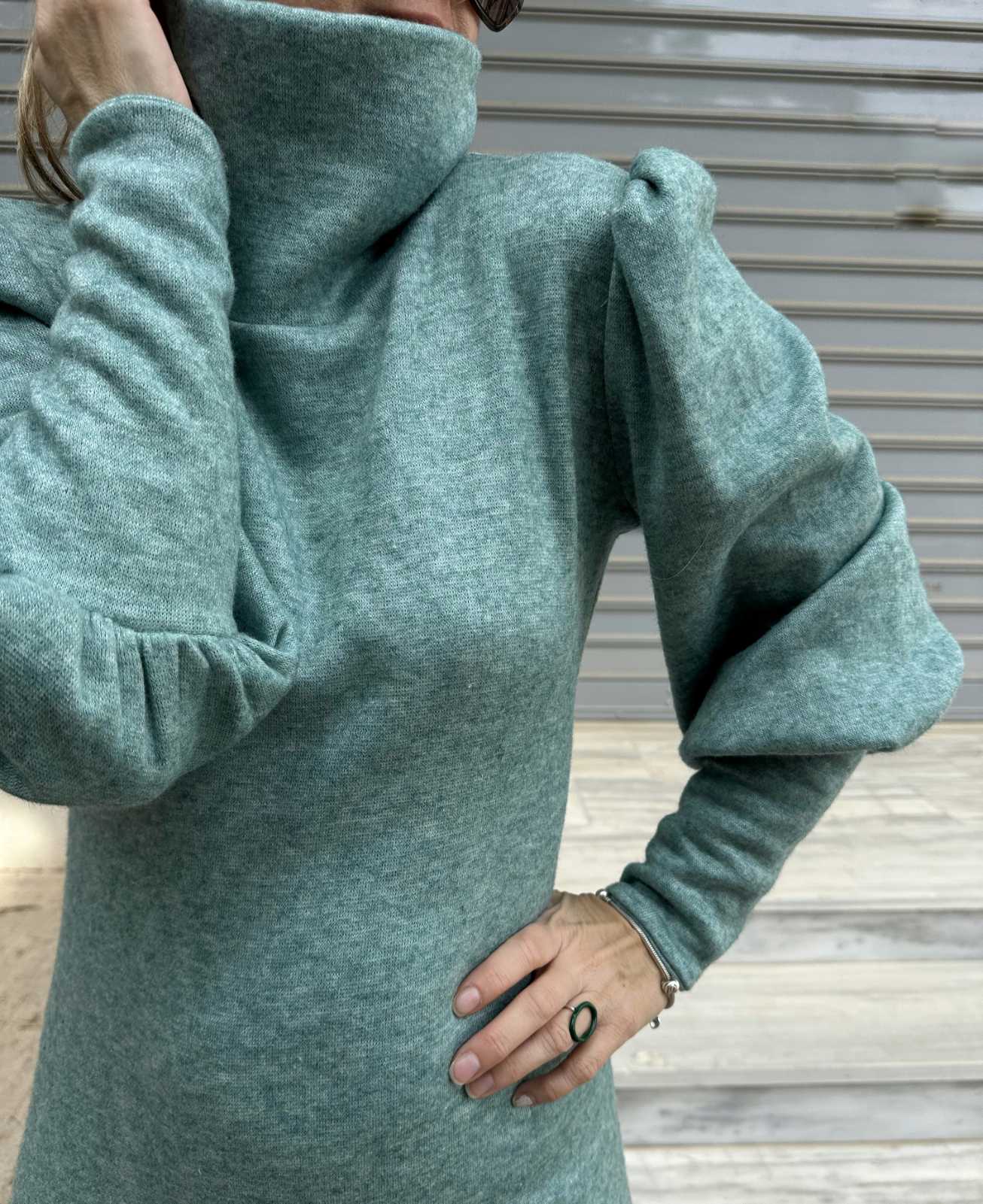 Xειροποίητο πλεκτό midi φόρεμα με φουσκωτά μανίκια σε χρώμα μέντας 