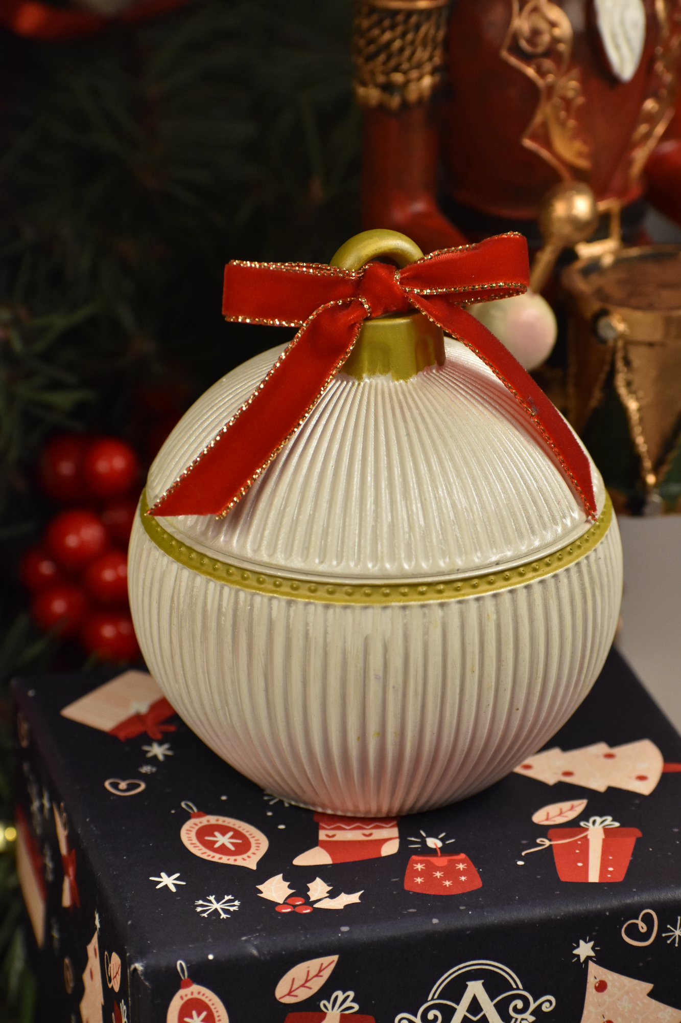 Christmas Collection - Striped Bauble candle