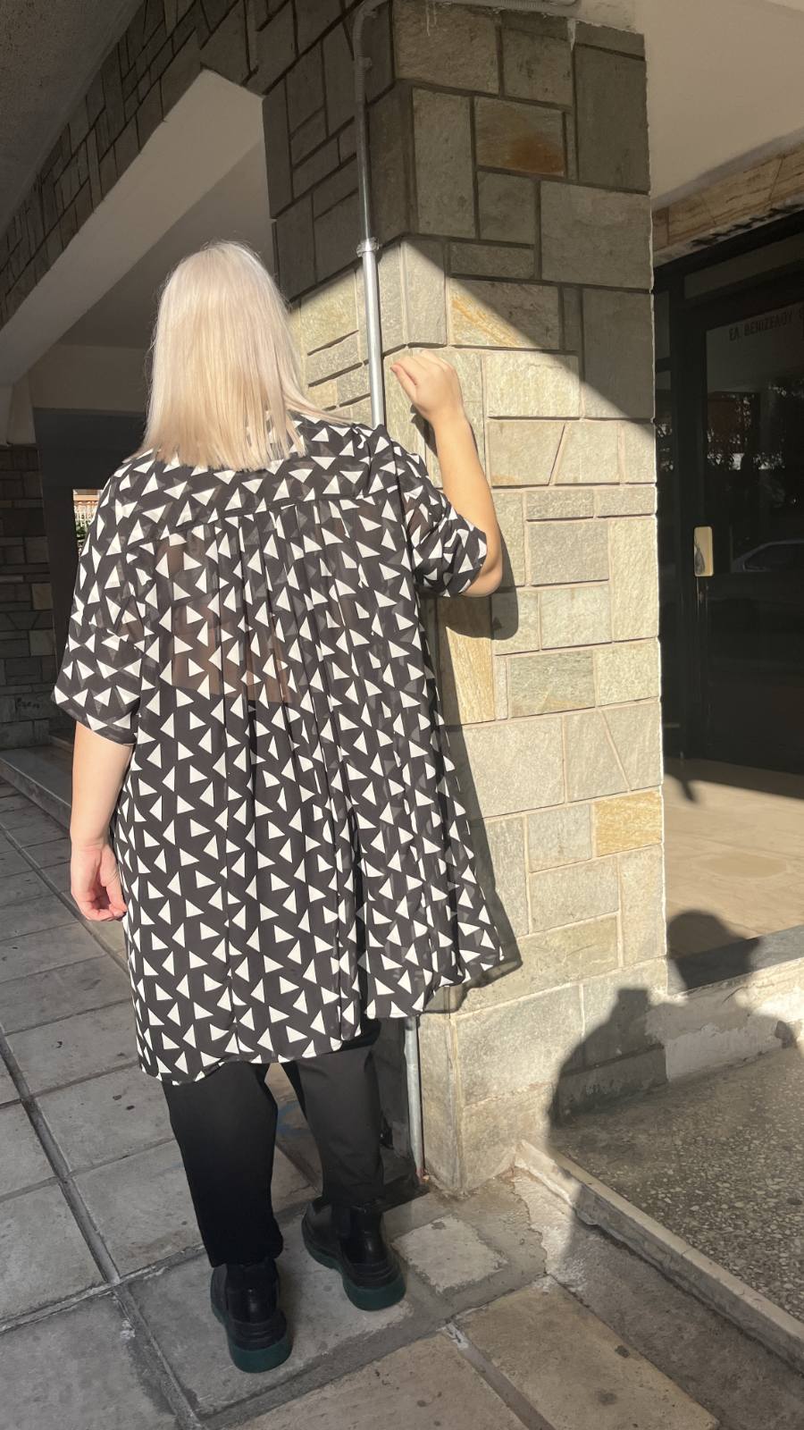 Ασπρόμαυρη τουνικ με γεωμετρικά πριντ και διαφάνεια.