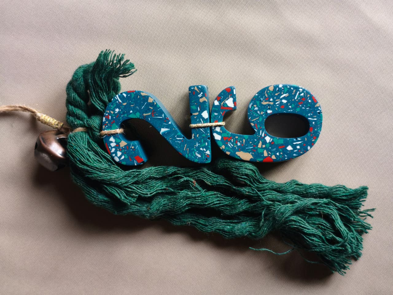 Γούρι κρεμαστό 2026 από Jesmonite Terrazzο (Green-Blue)