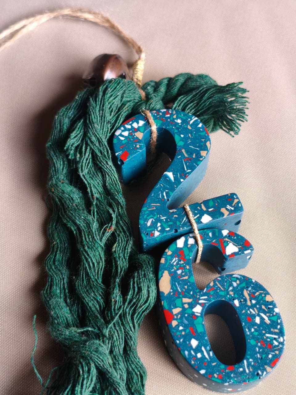 Γούρι κρεμαστό 2026 από Jesmonite Terrazzο (Green-Blue)