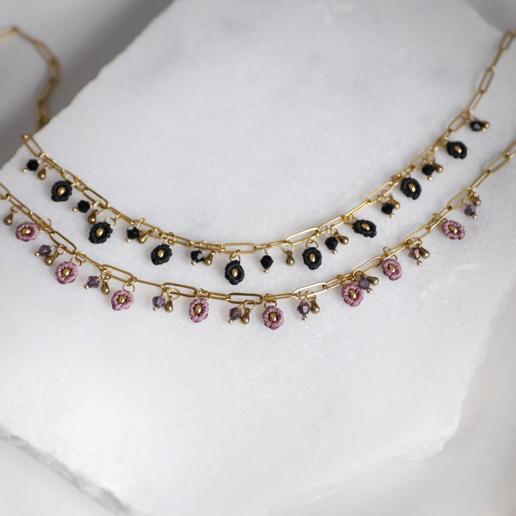 Χειροποίητο κολιέ με μαύρες ή ροζ μακραμέ λεπτομέρειες