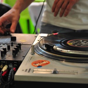 DJ 1