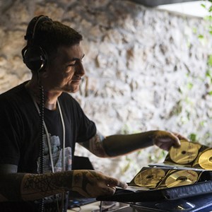DJ 1