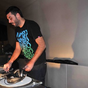 DJ 1