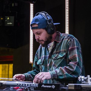 DJ 1
