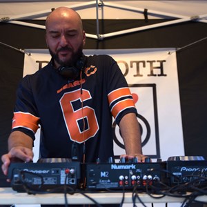 DJ 1