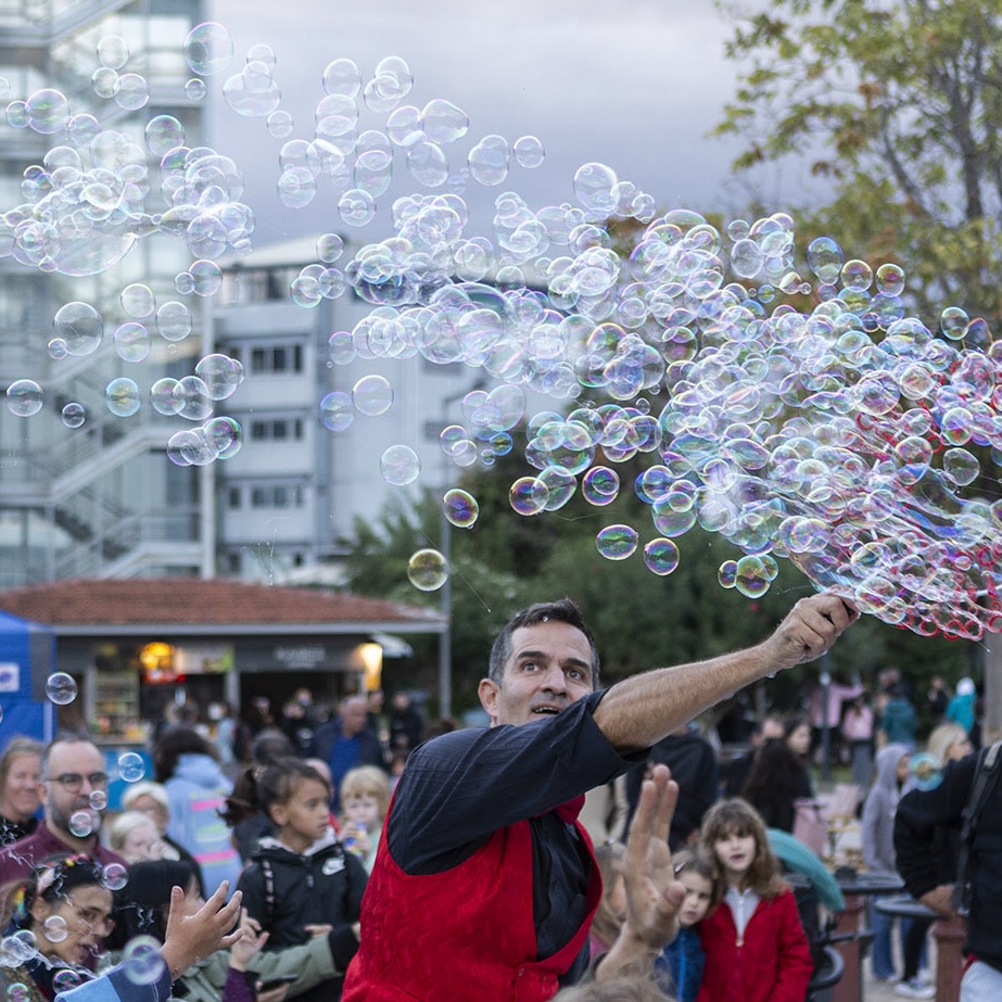 Juggling and Bubble Show από Fundastick Performing Arts