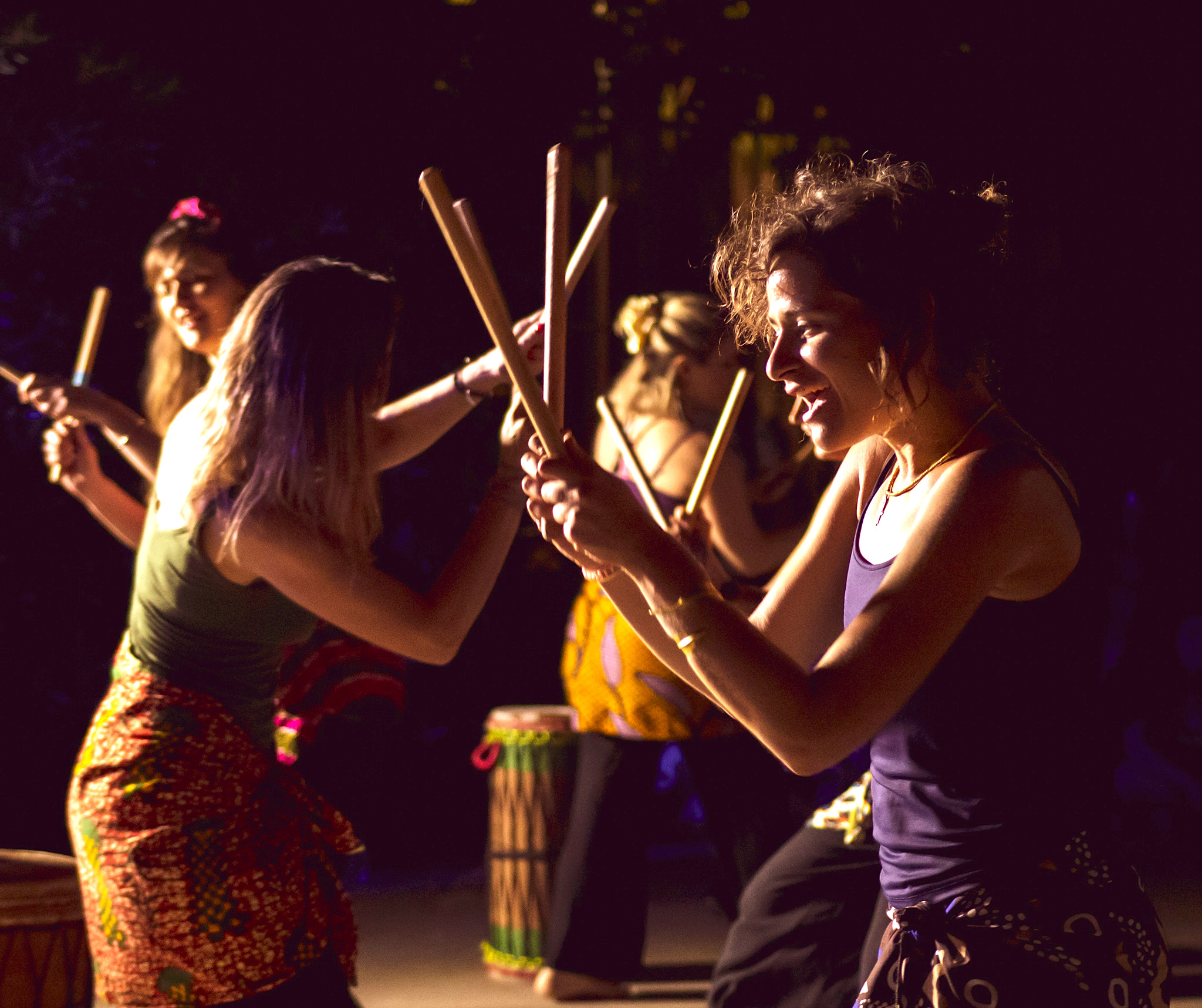 Ζωγράφισε κεραμικά στολίδια με το Savi Community Studio