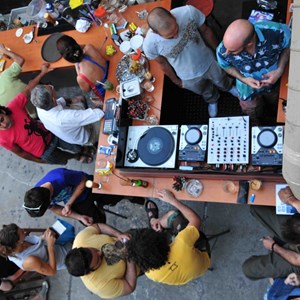 DJ 1